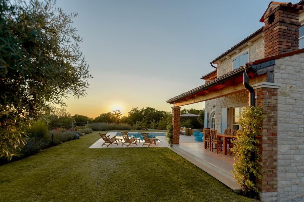 Villa Rajski Dvori Sveti Lovreč Pazenatički Bagian luar foto
